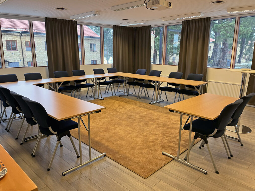 Litet konferensrum med stora fönster