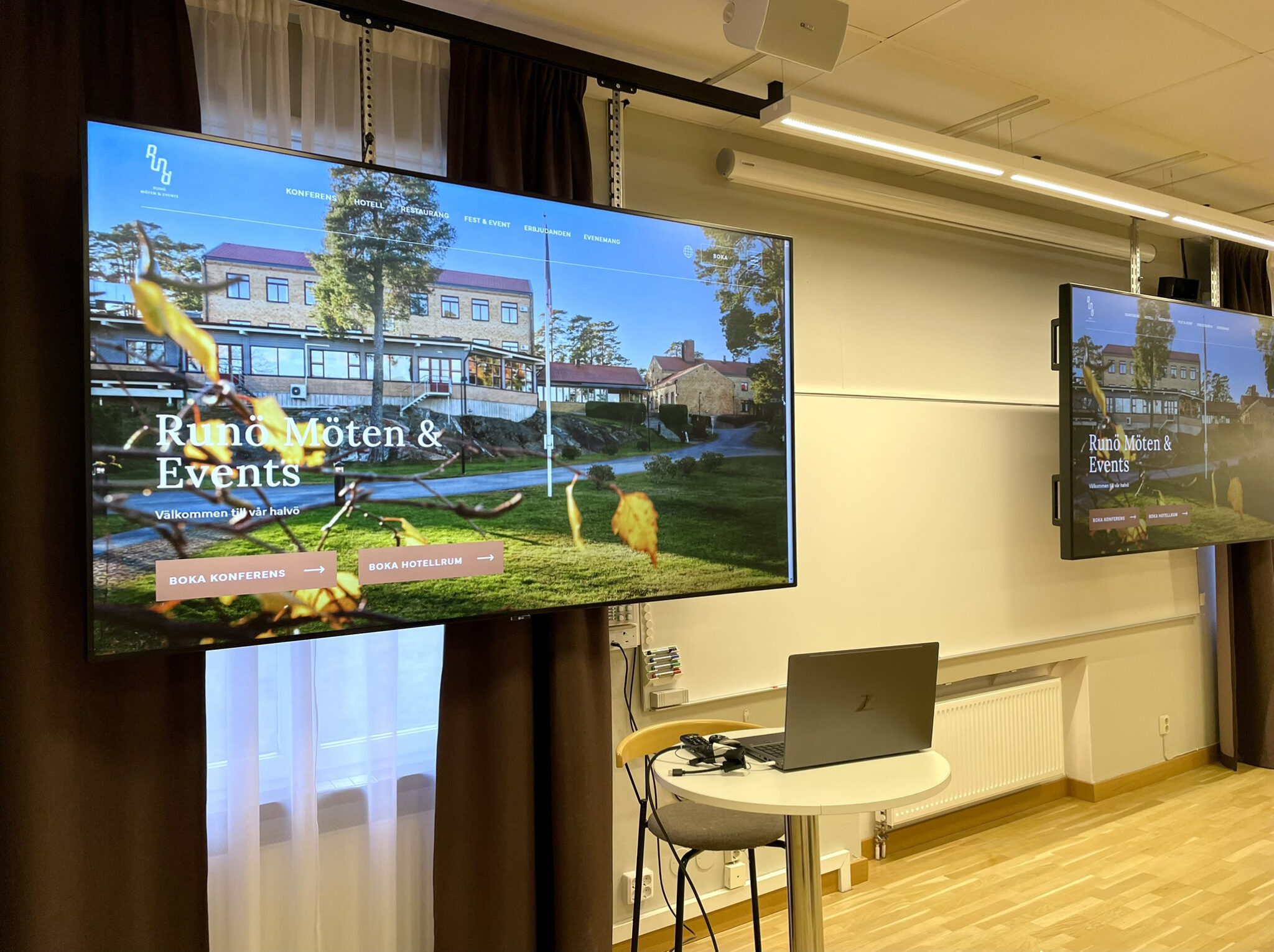 98" bildskärm i konferenslokal