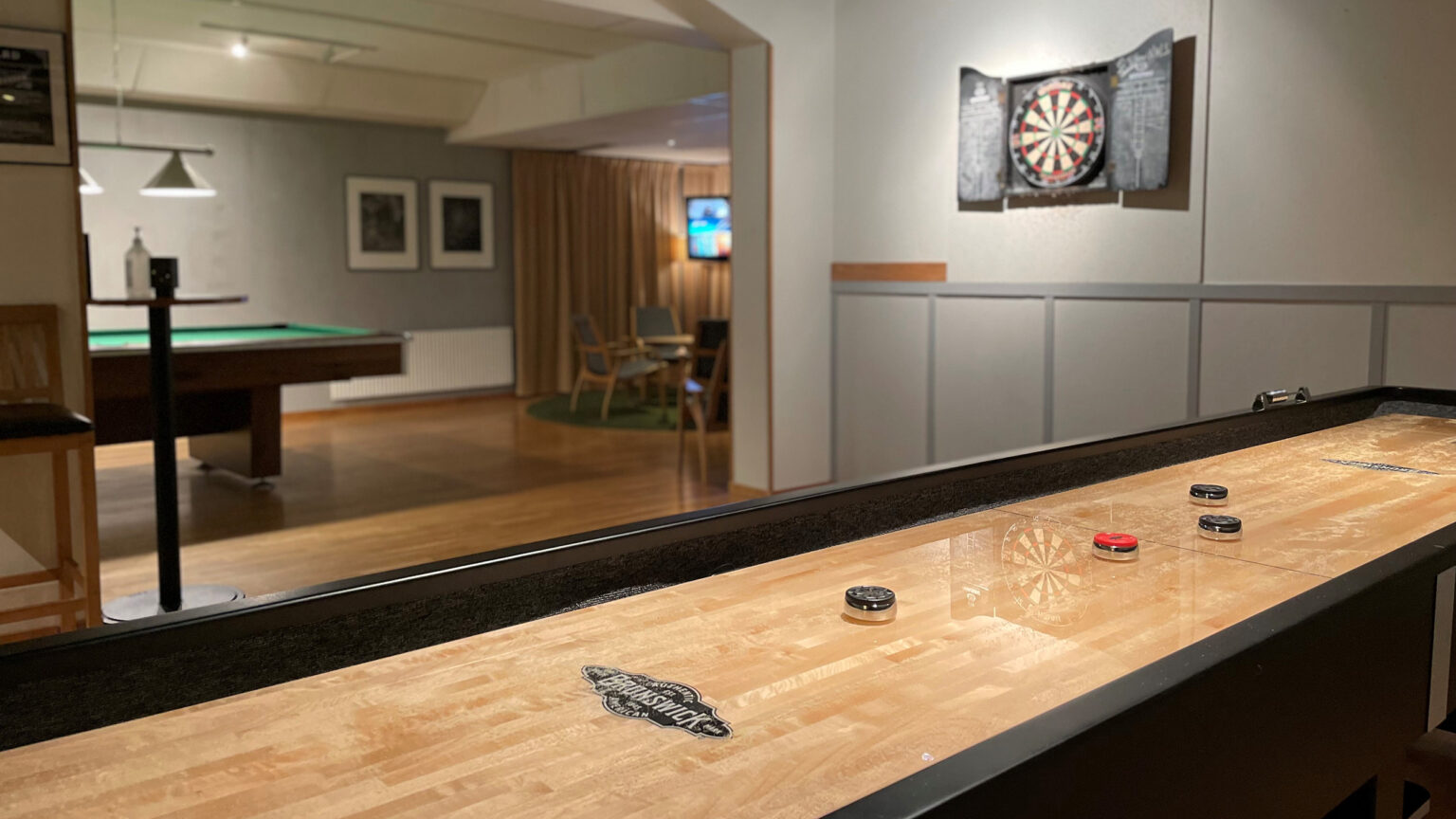 Shuffleboard i aktivitetsrummet på Runö Möten & Events