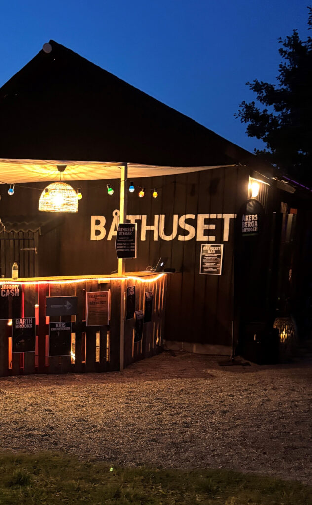 Kväll båthus stående (02)