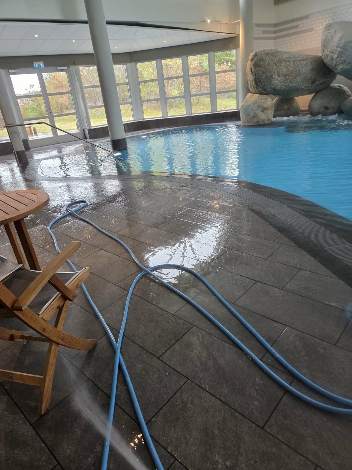 vi städar poolen