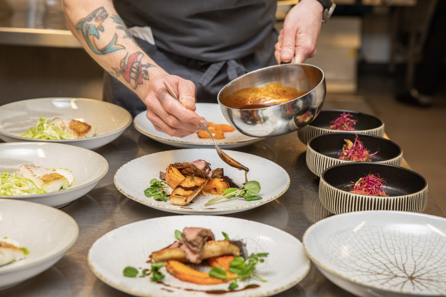 Middagen förbereds i Runö Möten & Events restaurang